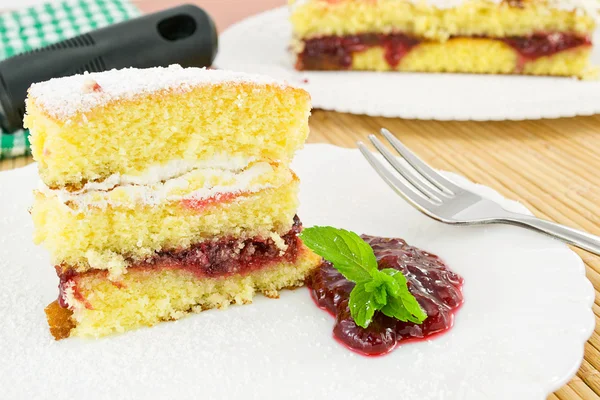 Cake met sour cherry jam — Stockfoto