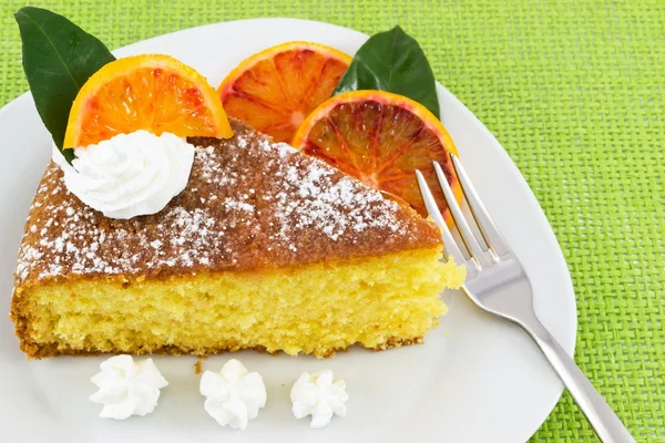 Fetta di torta con arancia — Foto Stock