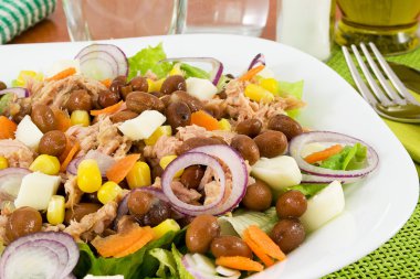 karışık sebze salata fasulye ve tuna