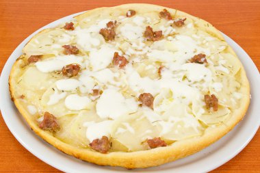 patates ve sosis parça parça pizza