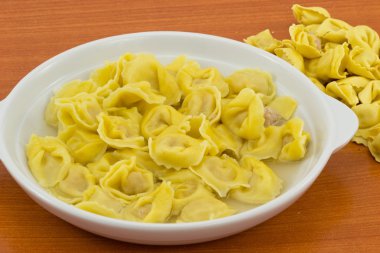 et suyu içinde tortellini