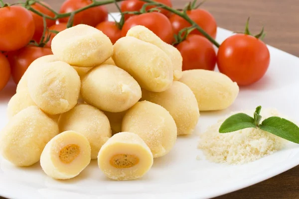 Gnocchi- Dumplings rellenos con mozzarella y salsa de tomate —  Fotos de Stock