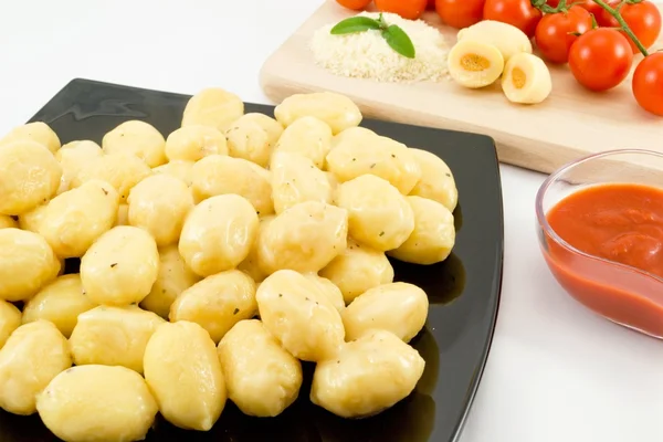 Dumplings stuffed with mozzarella and tomato sauce — Stock Photo, Image