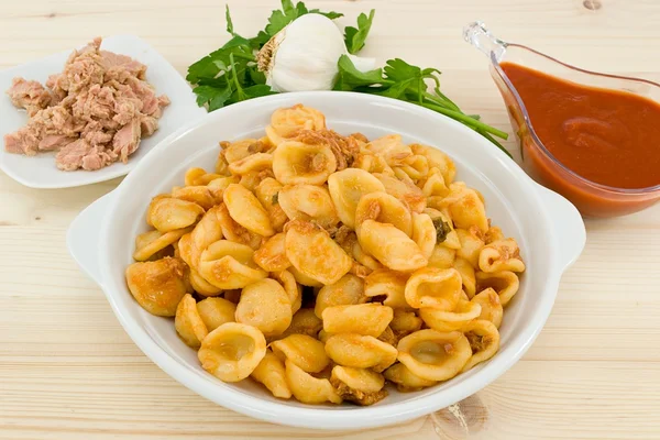 Orecchiette pasta met tonijn saus — Stockfoto