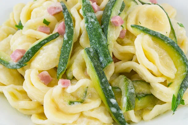 Orecchiette pasta met courgette, ham en kaas — Stockfoto