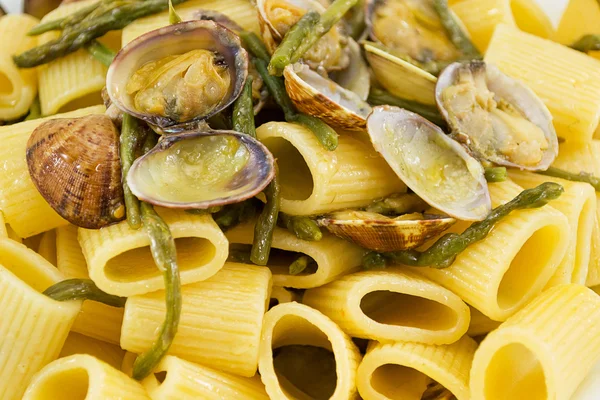 Pasta med musslor och sparris — Stockfoto