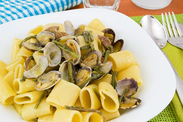 Pasta with clams and asparagus — Stock Photo, Image
