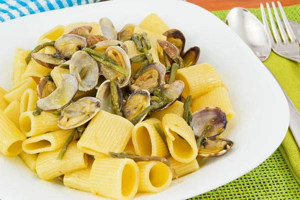 Pasta med musslor och sparris — Stockfoto