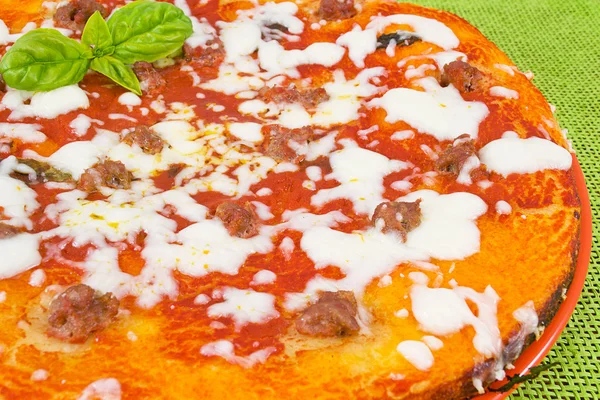 Pizza con pomodori e salsiccia — Foto Stock
