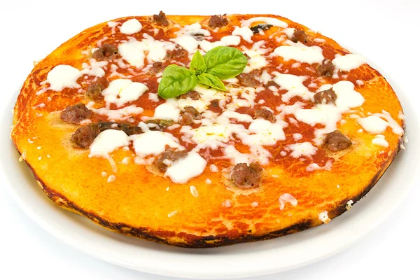 Pizza z pomidorami i kiełbasą — Zdjęcie stockowe
