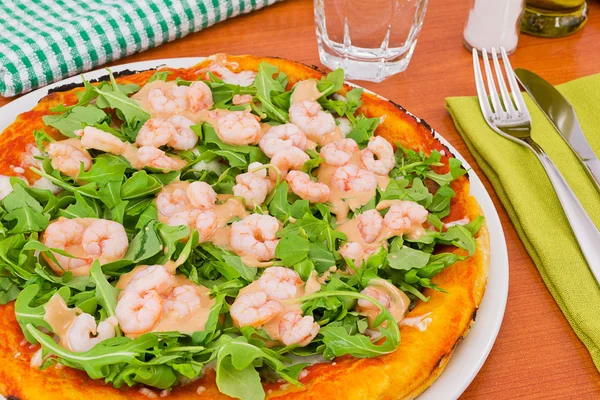 Pizza com arugula e camarão com molho de cocktail — Fotografia de Stock