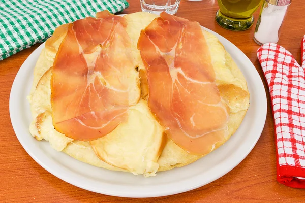 Pizza met ham en Gerookte kaas — Stockfoto