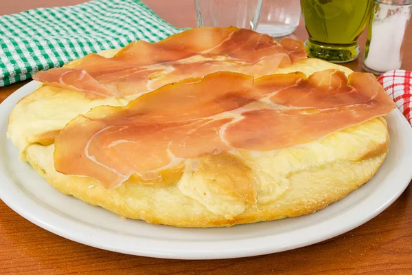 Witte pizza gevuld met ham — Stockfoto