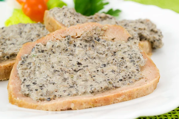 Pão de carne com molho de cogumelos — Fotografia de Stock
