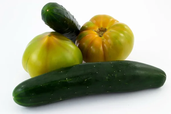 Tomaten en komkommers — Stockfoto