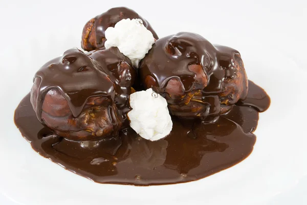 Choklad profiteroles — Stockfoto