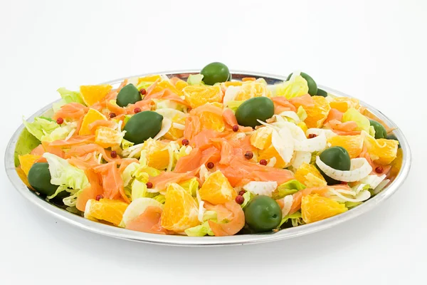 Gerookte zalm met een salade en stukken van Oranje — Stockfoto