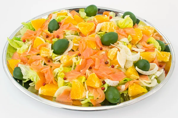 Räucherlachs mit Salat und Orangenstücken — Stockfoto