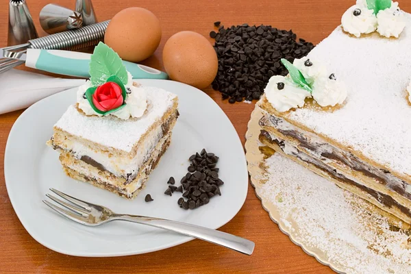 Ciasto francuskie z czekoladą i bitą śmietaną — Zdjęcie stockowe