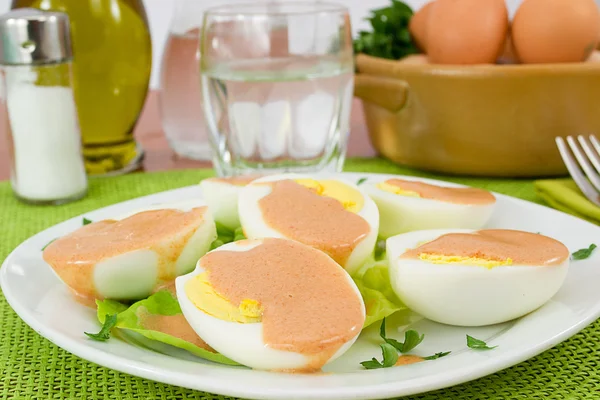 Huevos cocidos servidos con salsa de cóctel —  Fotos de Stock