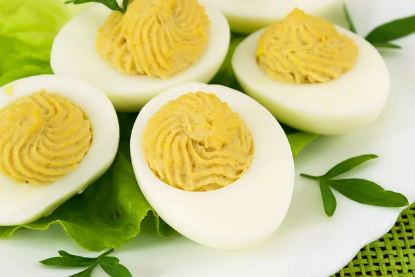 Gekookte eieren met tonijn saus — Stockfoto