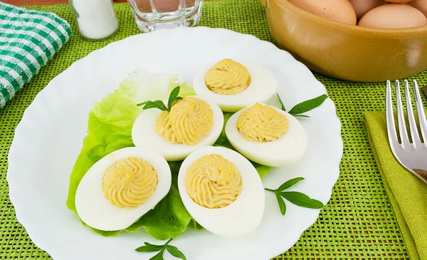 Huevos cocidos con salsa de atún —  Fotos de Stock