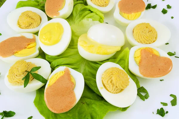 Gekookte eieren gevuld — Stockfoto