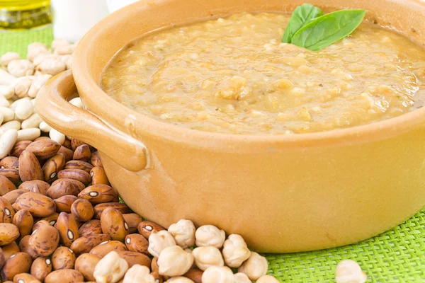 Odmiany zupa z fasoli, soczewicy i ciecierzycy — Zdjęcie stockowe