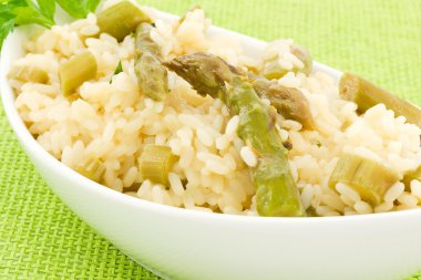 Risotto kuşkonmaz ile