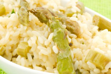 Risotto kuşkonmaz ile