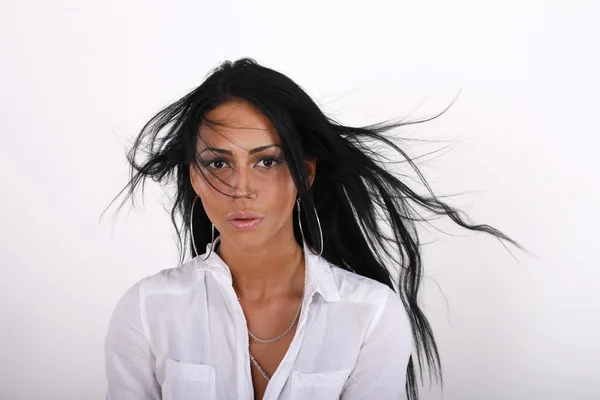 Portret pięknej dziewczyny z fruwające czarne włosy — Zdjęcie stockowe