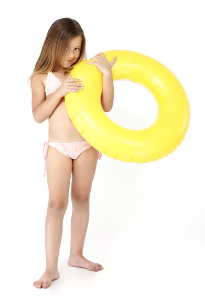 Bambina con un anello di gomma — Foto Stock