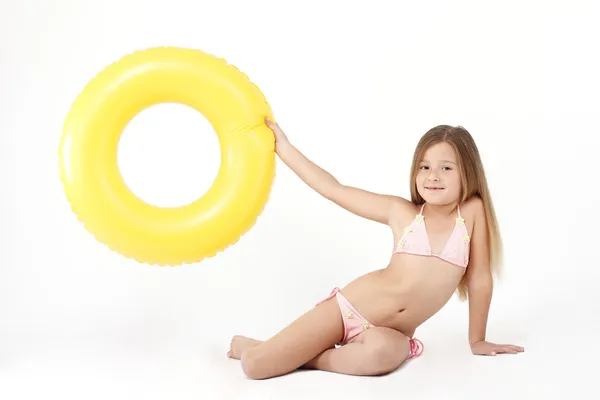 小女孩用橡胶圈 — 图库照片