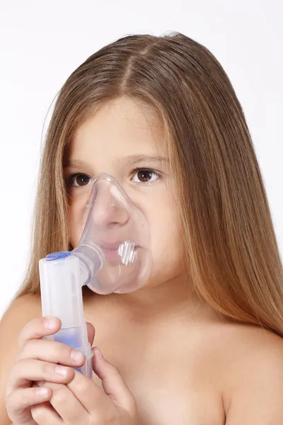 Kind mit Inhalator — Stockfoto