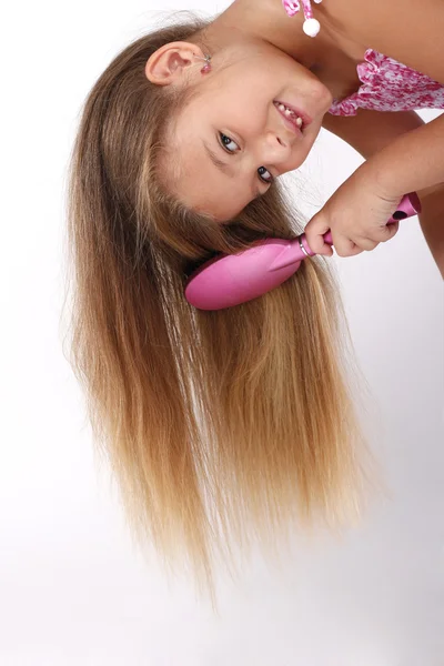 Schönes kleines Mädchen kämmt ihr langes Haar — Stockfoto