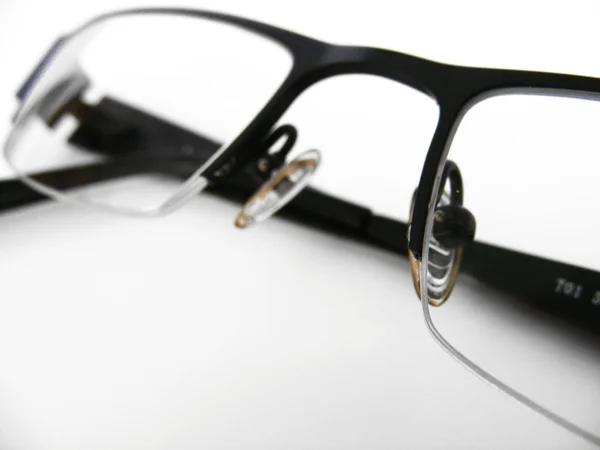 पांढरा वर वेगळे चष्मा — स्टॉक फोटो, इमेज