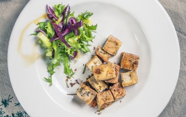 baharat ve zeytinyağı ile tofu