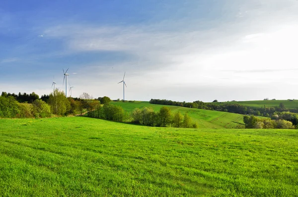 Grüne Wiese und Windgenerator — Stockfoto