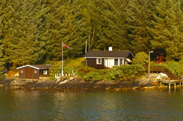 Casa dolce casa. Casa in Norvegia sulla riva del fiordo . — Foto Stock