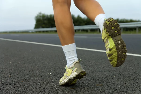 Sneakers på jogging flicka närbild. Royaltyfria Stockfoton