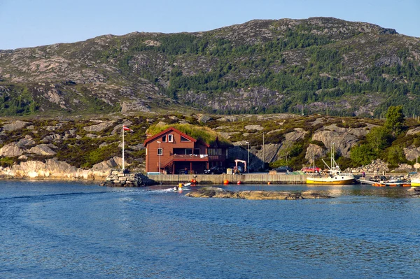 Hus i Norge på stranden av fjorden. Royaltyfria Stockfoton