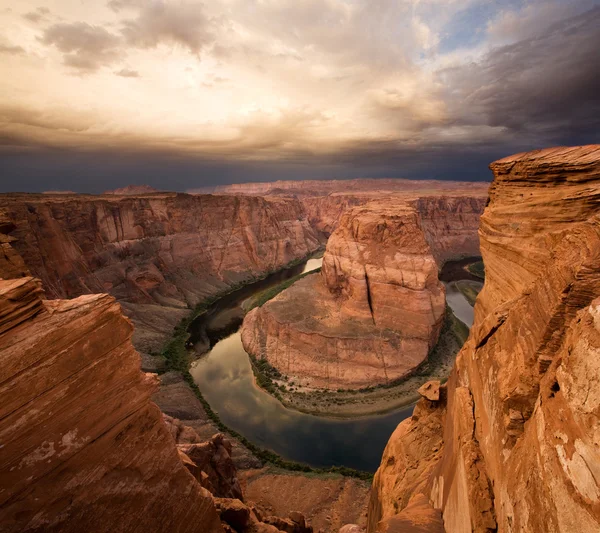 劇的な砂漠の峡谷の日の出 — ストック写真