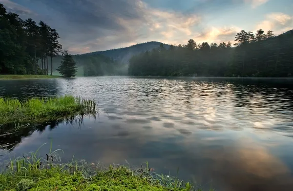 静かな山の湖から昇る朝日 — ストック写真