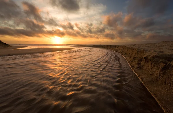 Приголомшливий пляж заходу сонця — стокове фото
