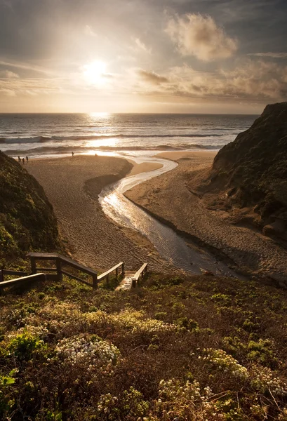 Belo pôr do sol sobre a praia da Califórnia — Fotografia de Stock