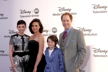 Cennifer goodwin, lana parrilla, jared glmore raphael sbarge