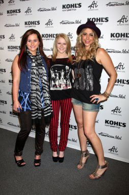 Skylar laine, hollie Cavanagh'la ve elise testone