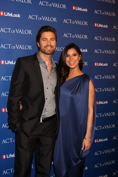 Eric Winter, Roselyn Sanchez