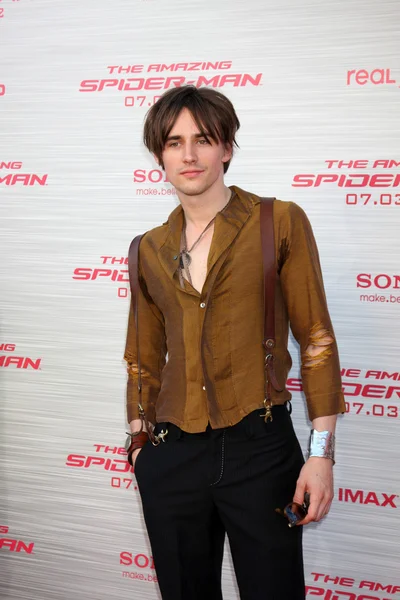 Reeve Carney