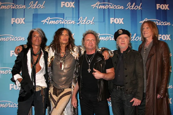 Aerosmith - (L-R) Músicos Joe Perry, Steven Tyler, Joey Kramer, Brad Whitford y Tom Hamilton —  Fotos de Stock
